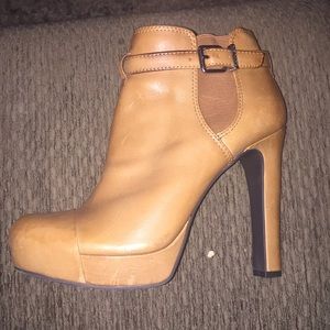 GIANNI BINI Bootie heels!